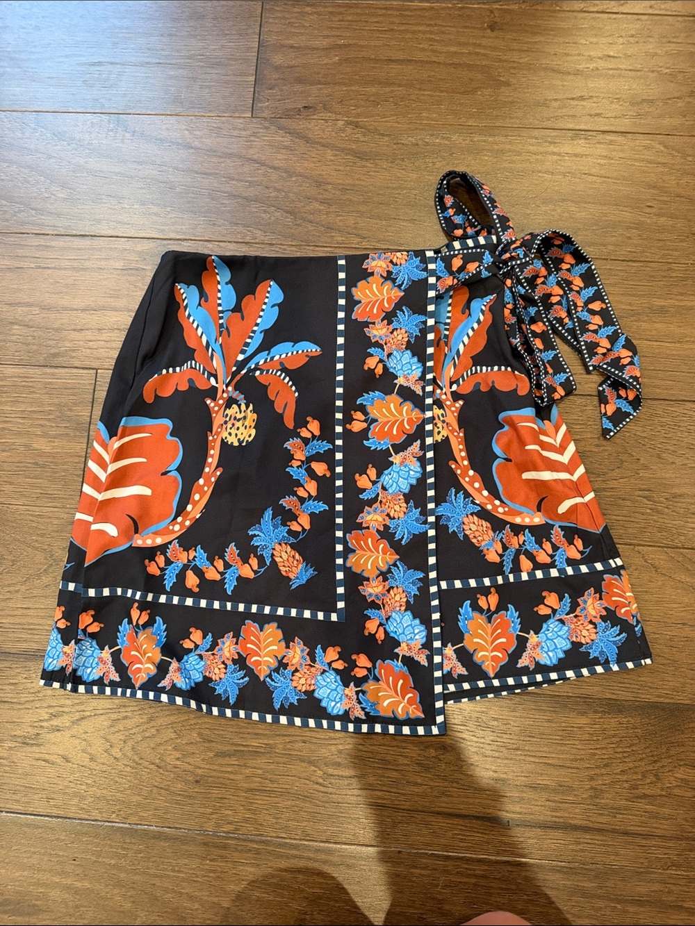 SHEIN Black Swim Sarong with Orange and Blue Floral Print Size XS - C72-028